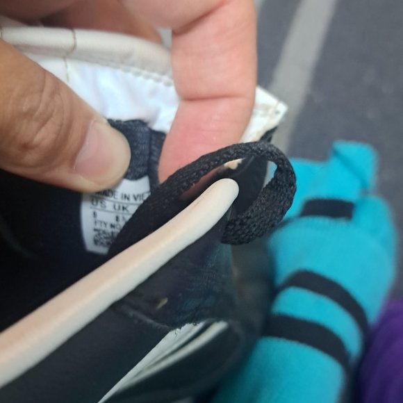 Womens Adidas Soccer Cleat set with shin pads - Picture 4 of 5